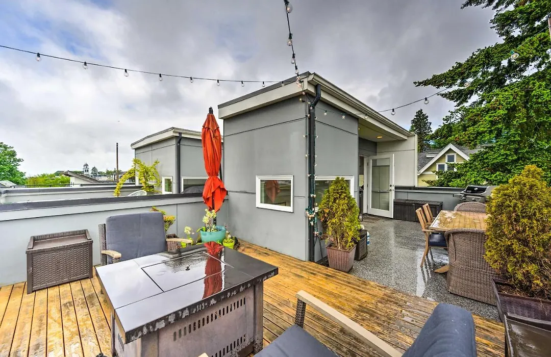 Urban Seattle Retreat With Rooftop Deck And Views-1