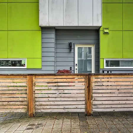 Urban Seattle Retreat With Rooftop Deck And Views-3