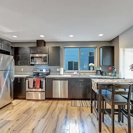 Modern 3 Bedroom Townhouse Just Steps To Alki Beach-2